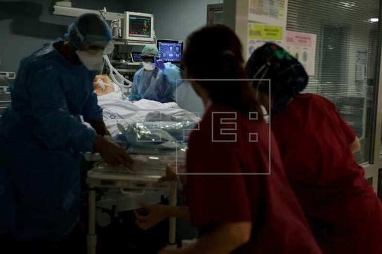 En la imagen, personal de un hospital atiende a un paciente con covid-19 en su UCI / EFE Ramón de la Rocha